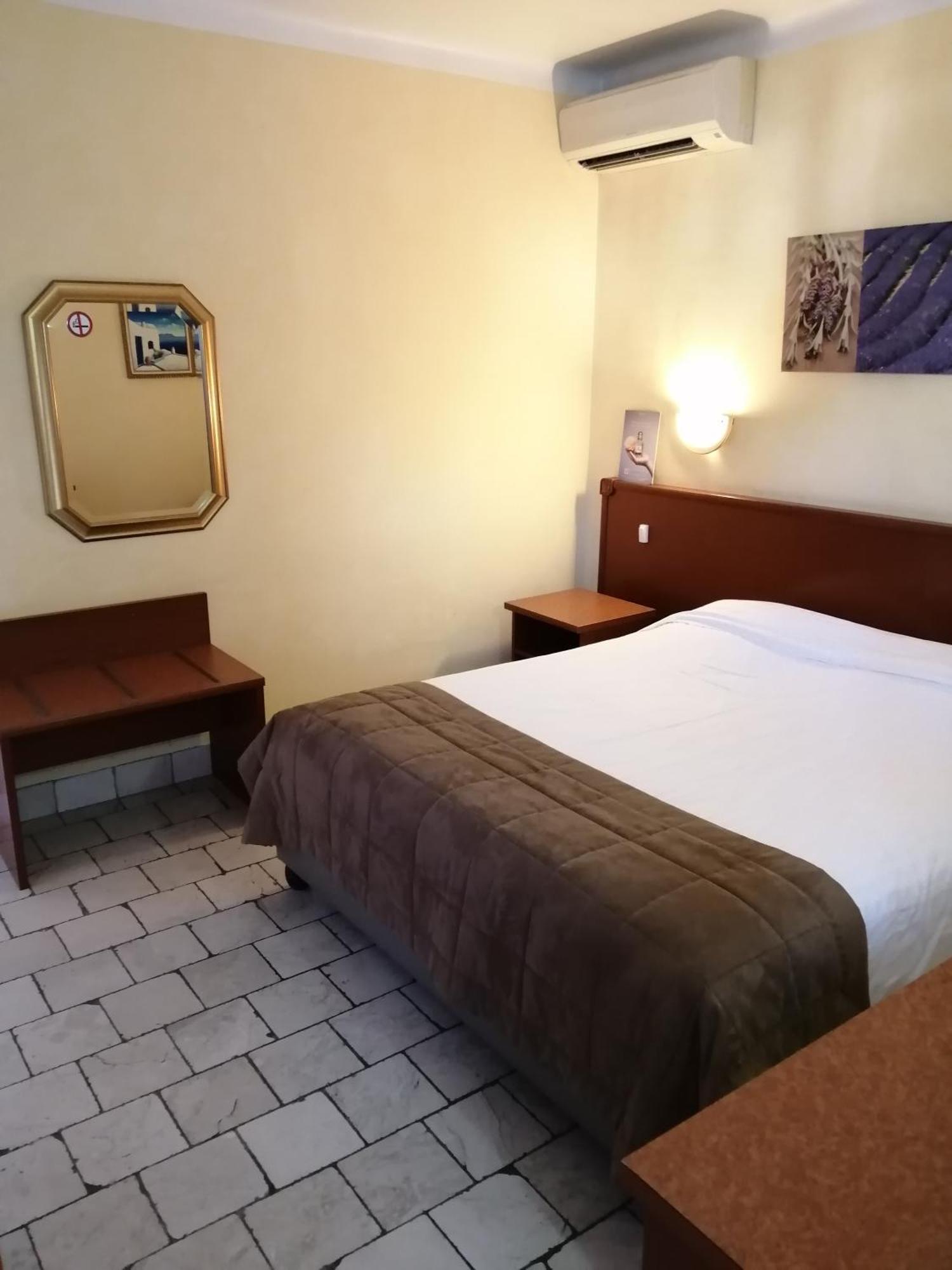 Auberge Les Aromes Grasse Bagian luar foto